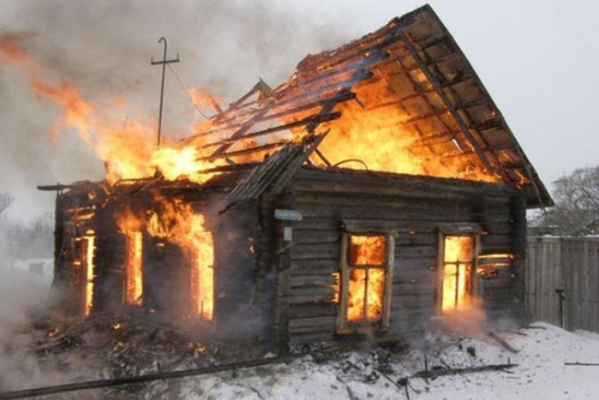 Женщина спасена из горящего дома на юге Волгограда 