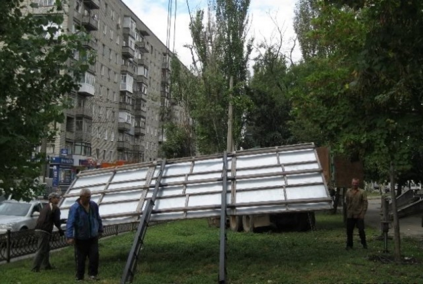 В Волгограде снесли 40 рекламных конструкций