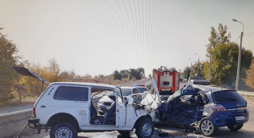 Два водителя погибли и девушка-подросток пострадала после столкновения Opel и «Нивы» в Волгоградской области