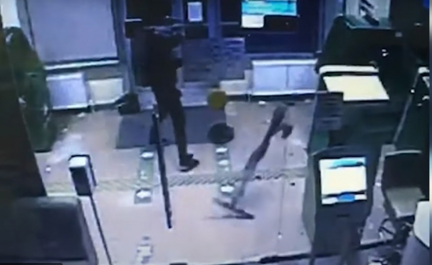 Сбербанк прокомментировал взлом их банкомата электросамокатом в Волгограде