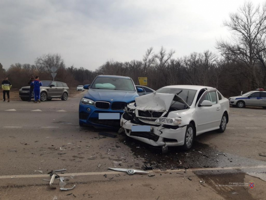 Водитель BMW X5 под Волгоградом не пропустил Skoda: пенсионерка попала в больницу