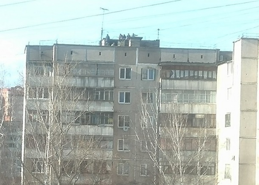Школьники бегают по крышам девятиэтажек в Волгограде