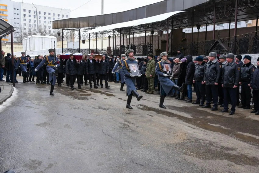 «Никто не мог сдержать слез»: в Волгограде похоронили двух разбившихся в ДТП полицейских