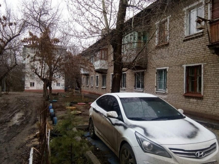 Мстительные волгоградцы изуродовали черной краской припаркованную около дома иномарку