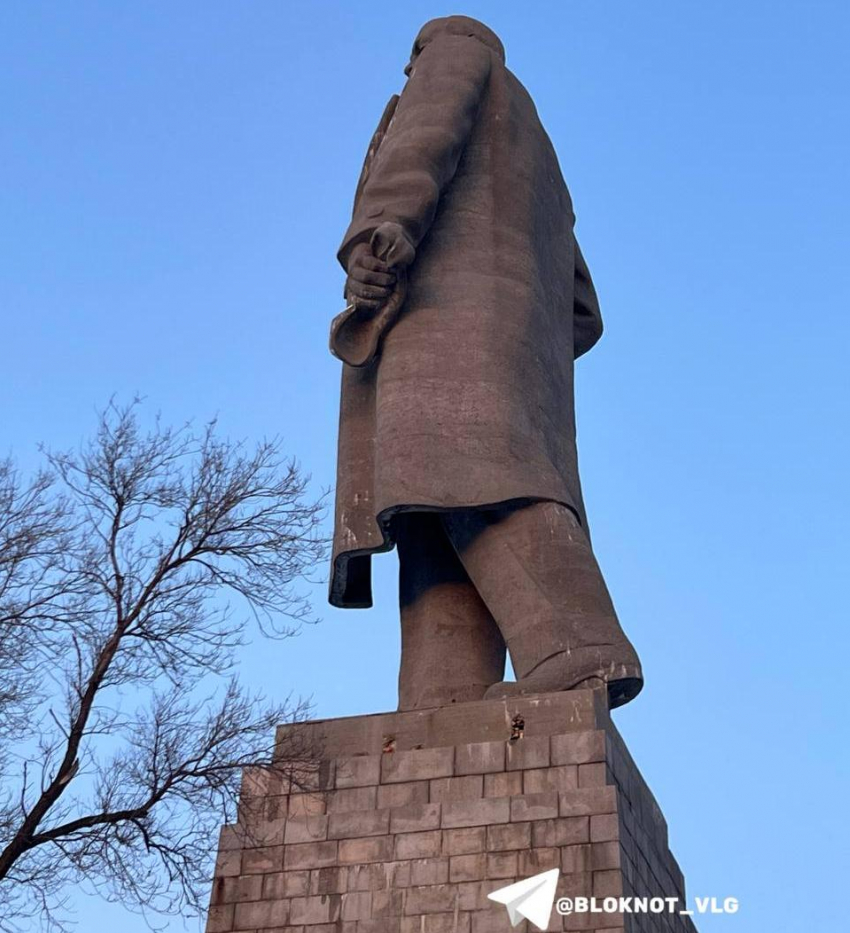 Самый большой памятник Ленину обрушается в Волгограде