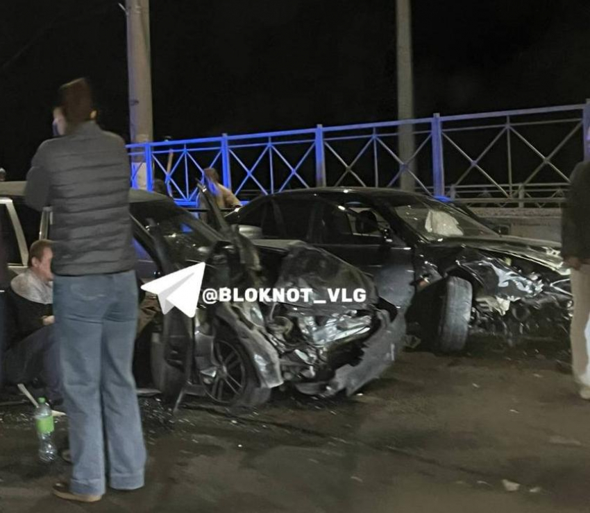 Юноша на Mitsubishi устроил жуткое ДТП и попала на видео в Волгограде