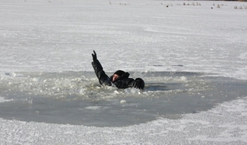 Сотрудник службы спасения вытащил жителя Волгограда из ледяной воды, рискуя жизнью 