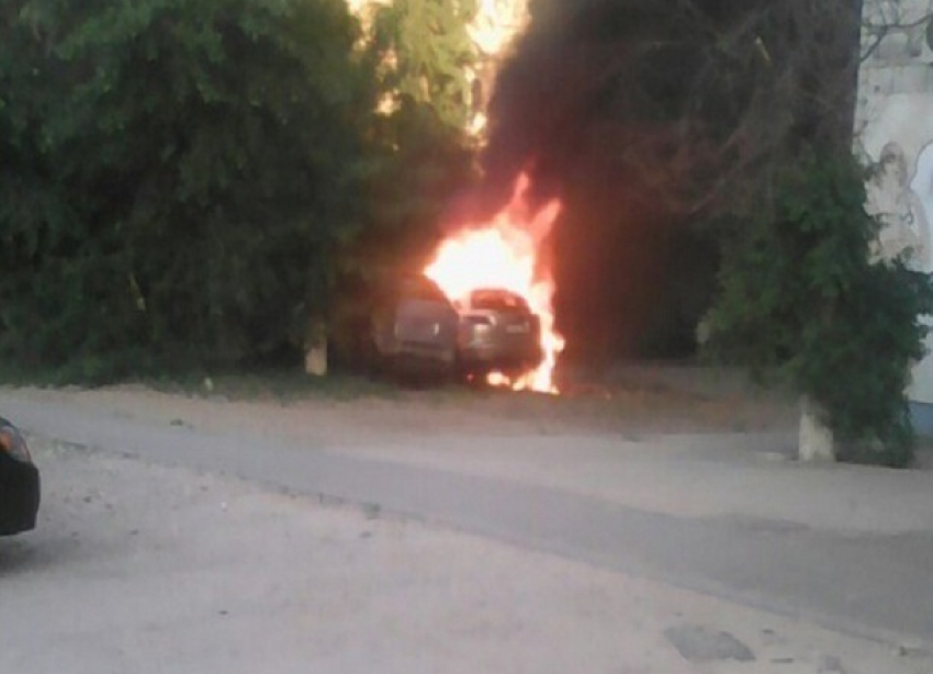 На западе Волгограда загорелся сгоревший зимой кроссовер