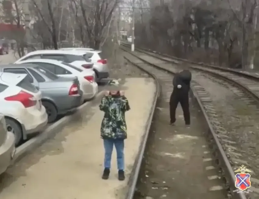 Дети устроили конфликт в трамвае и попали на видео в Волгограде 