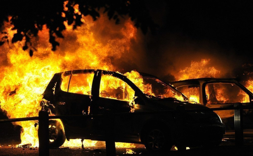 Nissan Pathfinder и Audi A4 сожгли дотла в Волжском