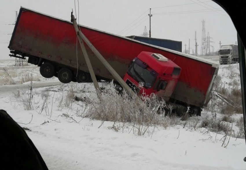 Под Волгоградом фура повисла на земляном валу