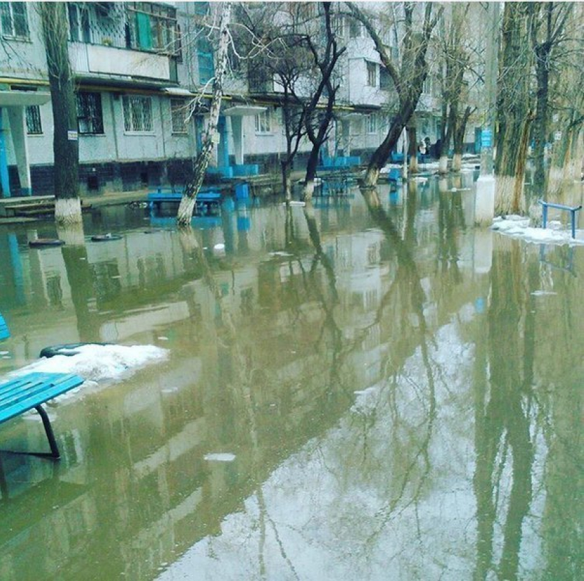 Юг Волгограда после ливня превратился в маленькую Венецию 