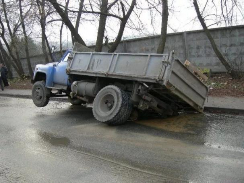 Чиновники напомнили водителям о торчащих на дороге  люках в Волгограде
