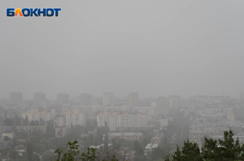 Не выходить на улицу из-за вредного воздуха просят жителей Волгограда