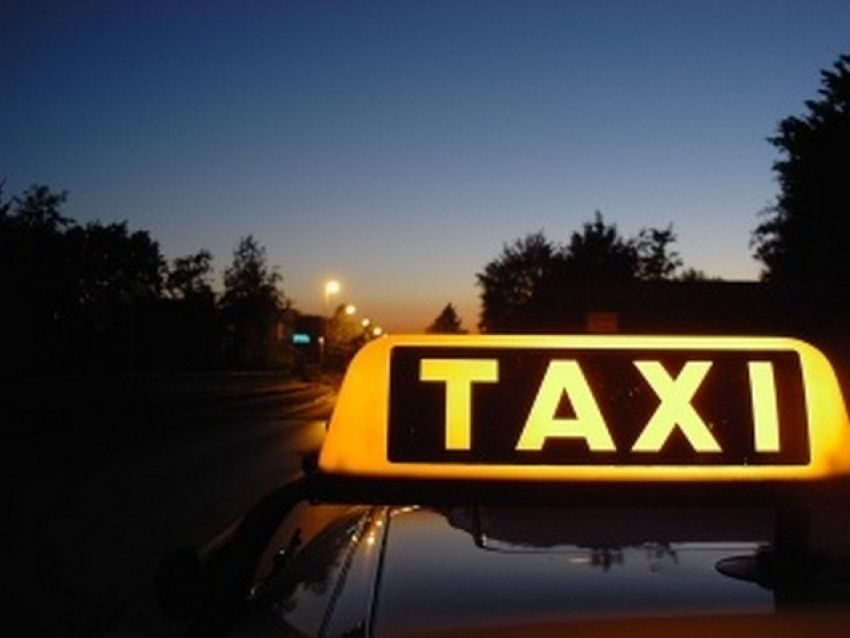В Волгограде пассажир ограбил женщину-таксиста