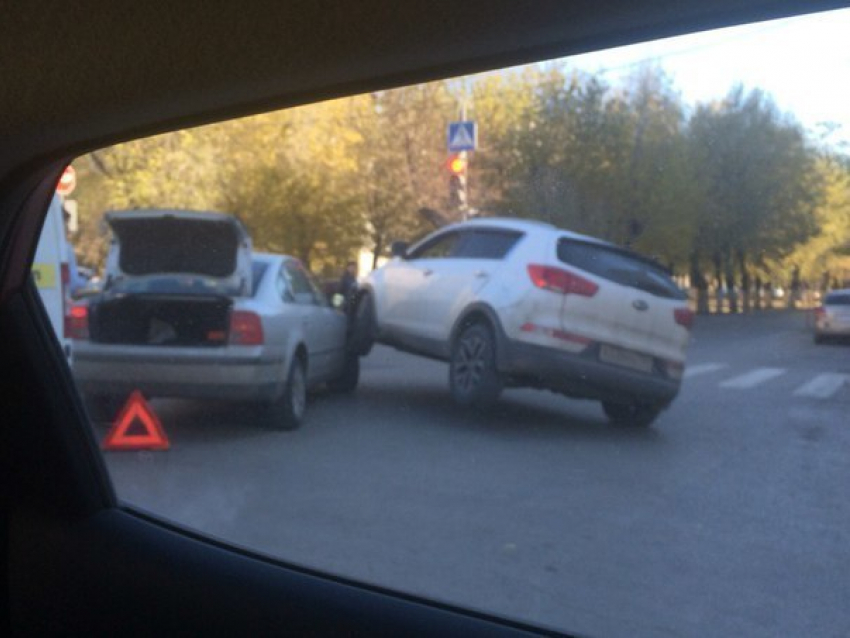 В Волгограде Kia пыталась «перепрыгнуть» Audi