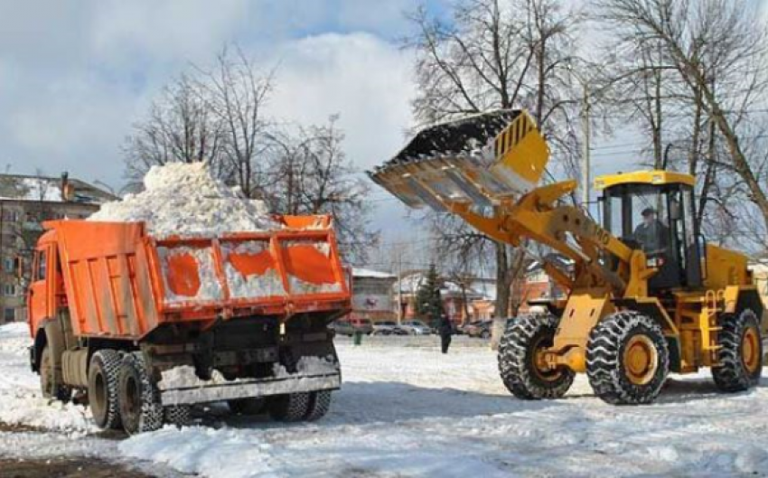 Мэрия Волгограда ночью выводит на дорогу всю снегоуборочную технику