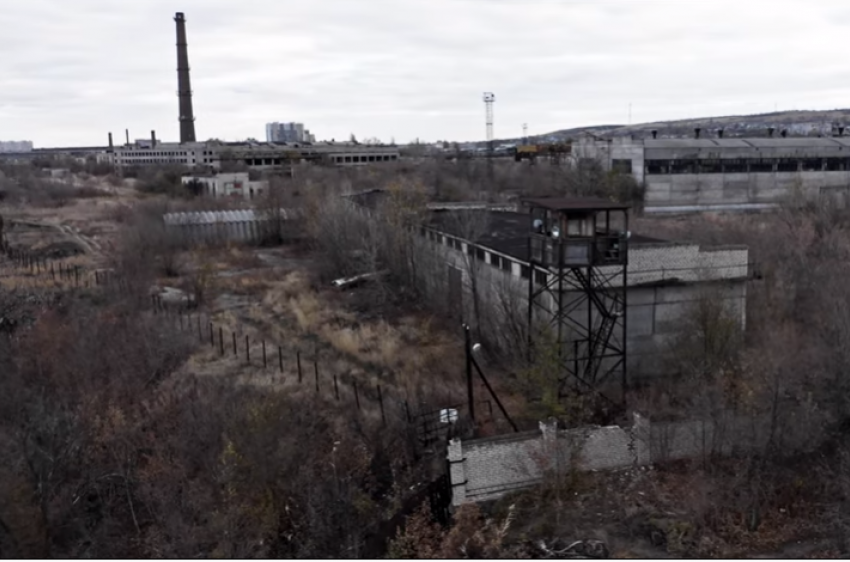 Судоверфь волгоград 1 на сегодня. Судоверфь Волгоград разруха. Волгоградский маргариновый завод. Разруха тракторный разруха Волгоградский. Развалины судостроительного завода.