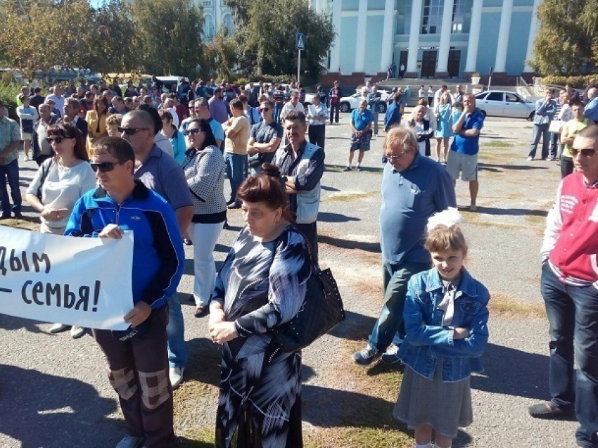 Около сотни жителей Волгограда вышли на митинг против отмены маршруток 
