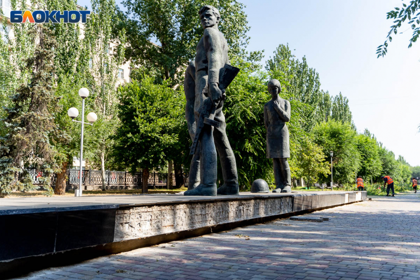 На месте гранитных плит – ошметки цемента: «Памятник комсомольцам – защитникам Сталинграда» продолжает рушиться в Волгограде