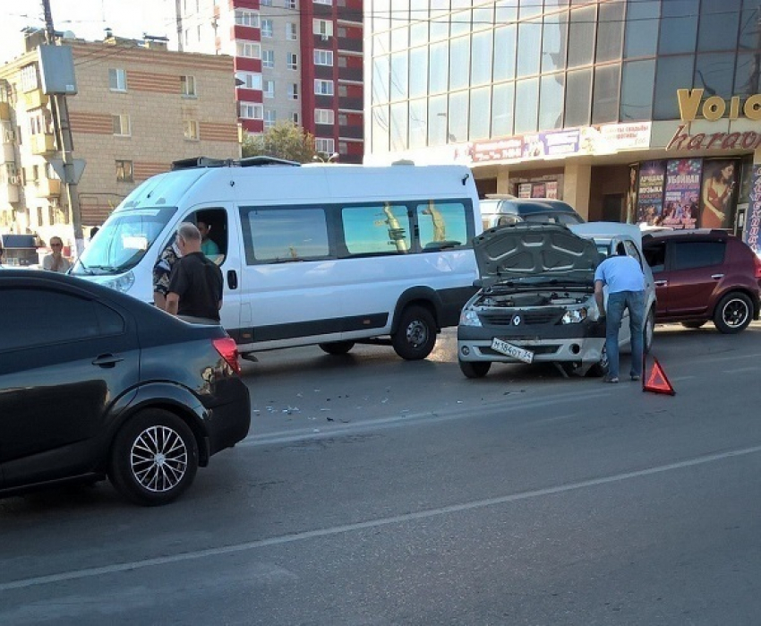 ДТП на севере Волгограда парализовало движение на Второй Продольной