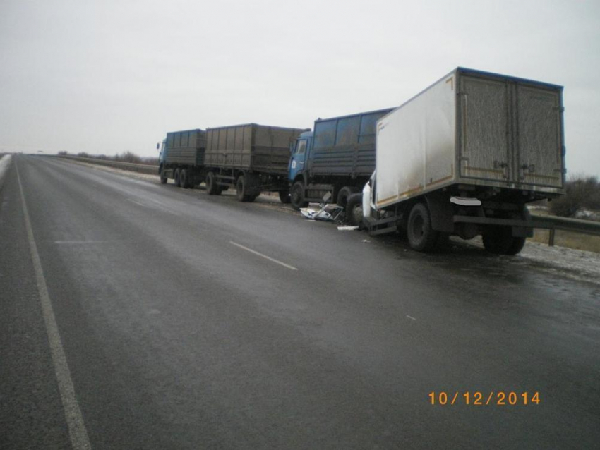 Под Волгоградом 22-летний водитель грузовика уснул и врезался в КамАЗ 