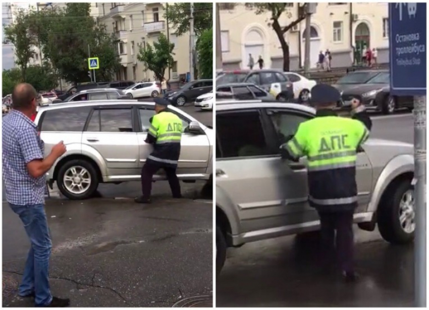 Полицейский набросился с кулаками на машину нарушителя в центре Волгограда 