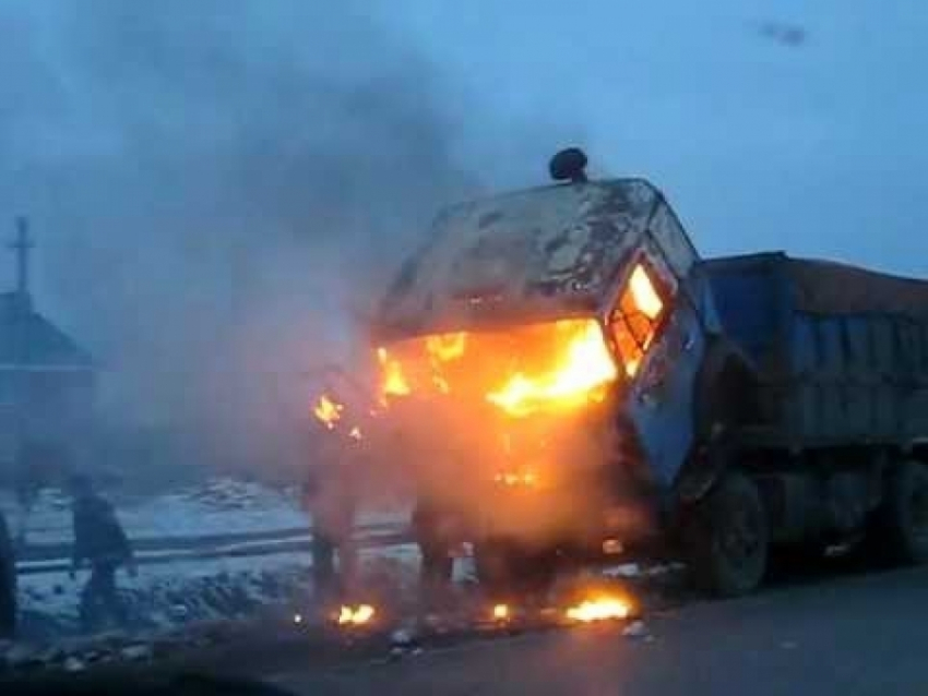 Под Волгоградом на трассе горел КамАЗ из-за  перегрева колодок