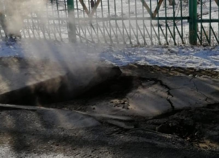 Опасный провал бетонной плиты у входа в школу №85 в Волгограде огородили