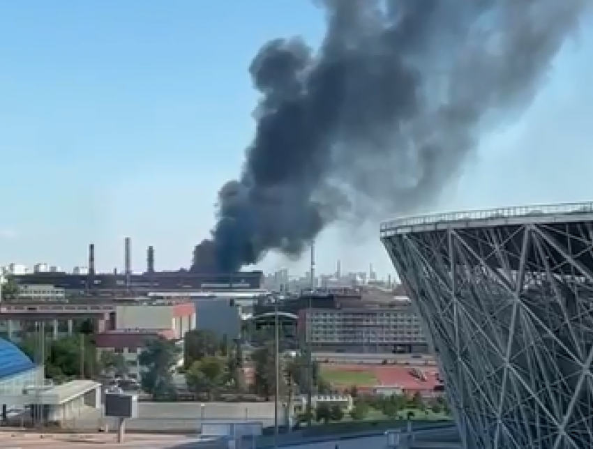 Пожар вспыхнул на территории завода «Красный октябрь» в Волгограде 