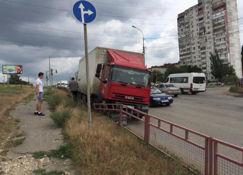 На севере Волгограда у фуры при спуске отказали тормоза