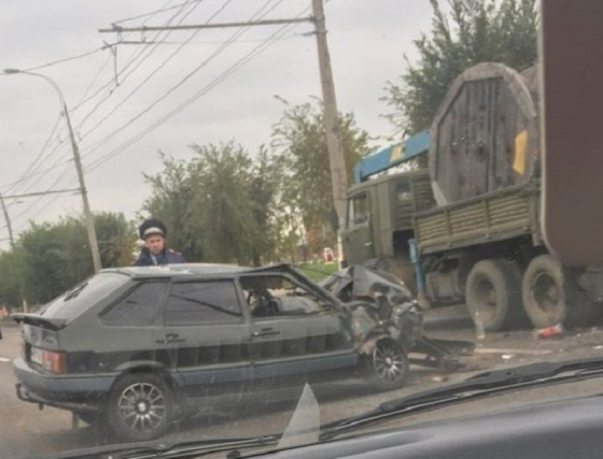 В Волгограде невнимательный водитель разбил две головы