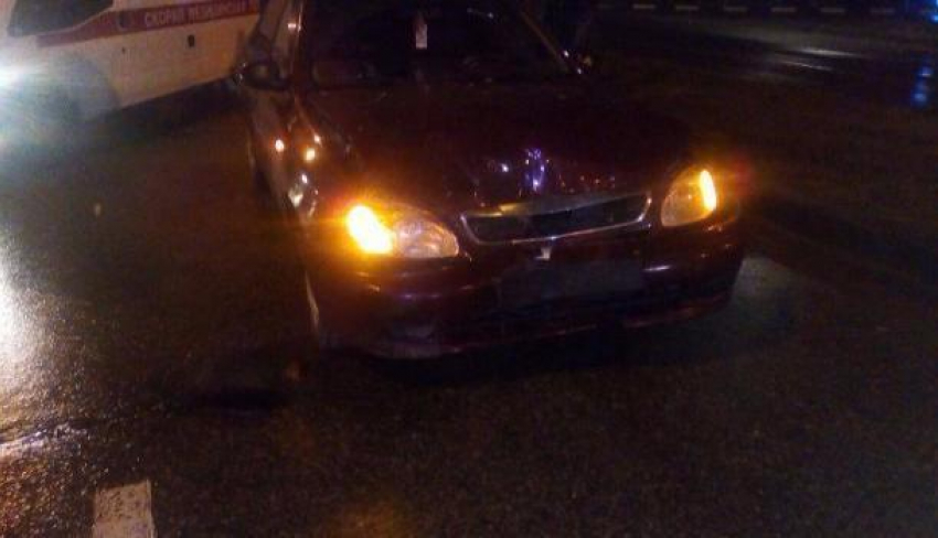 Водитель «Нивы» сбил участника ДТП при установке аварийного знака в Волгограде 