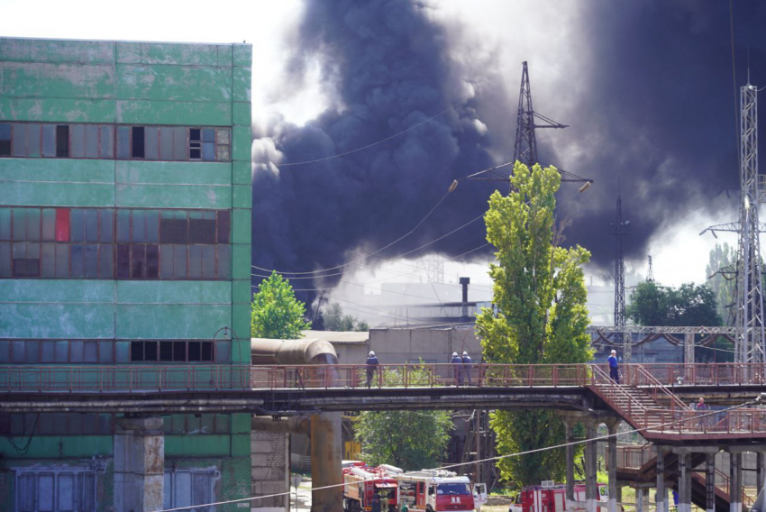 Беременных и детей попросили долго не находиться на улице после пожара на заводе в Волгограде