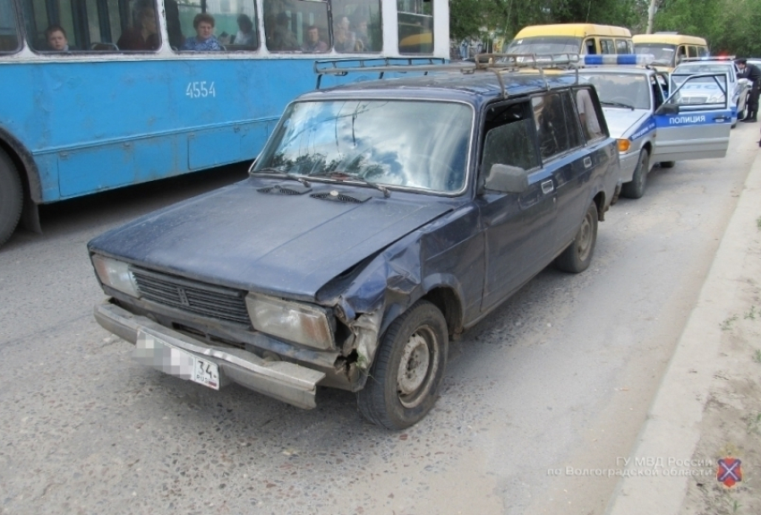 В Волгограде у мужчины угнали «четверку», пока он помогал пострадавшим в ДТП