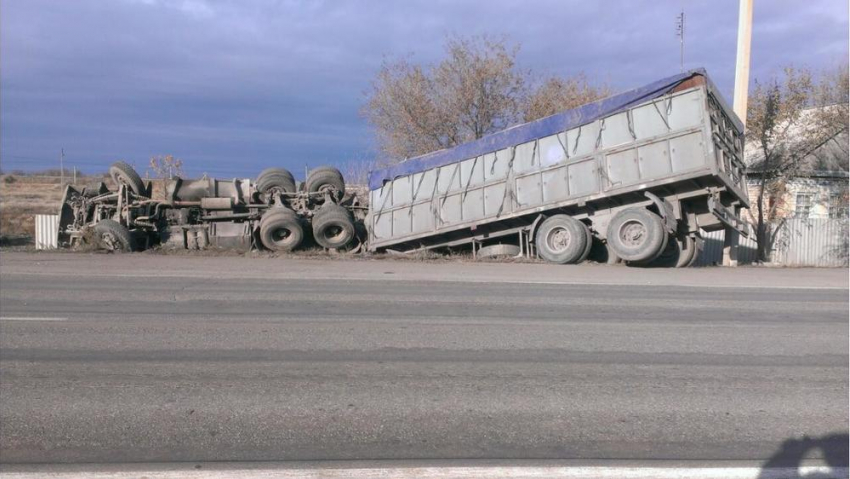 Под Волгоградом перевернулся КАМАЗ: пострадал 26-летний водитель