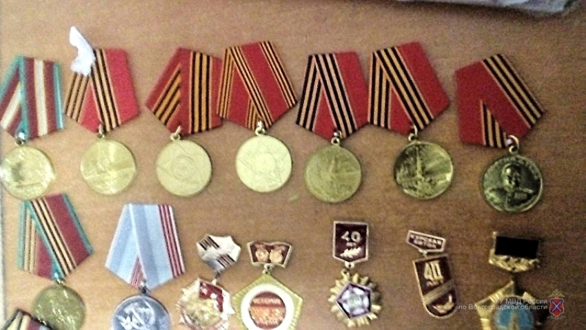 Коллекционер из Волжского задержан со складом орденов и медалей ВОВ 