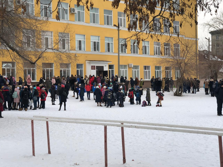 Массовая эвакуация в 17 школах Волгограда 