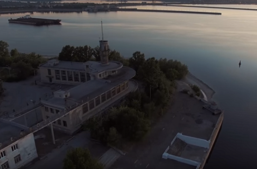 Камера квадрокоптера подробно осмотрела заброшенный речной порт в Волжском