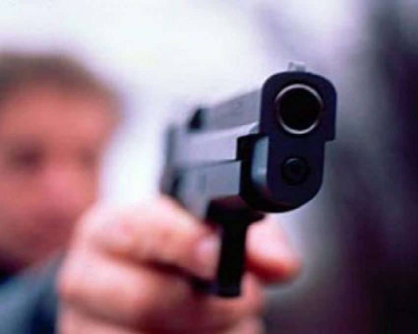 В сквере на юге Волгограда 21-летний мужчина расстрелял молодых супругов 