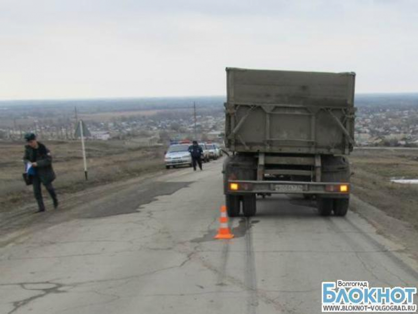 Под Волгоградом грузовик с прицепом сбил пенсионера, переходившего дорогу