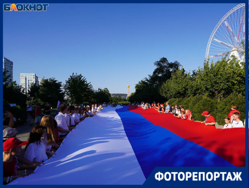Учащенно забились сердца: 80-метровый флаг России развернули в центре Волгограда