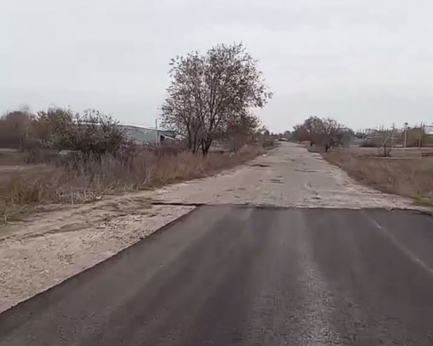  «Деньги кончились, дорога тоже»: причину похвальбы чиновников снял на видео разъяренный волгоградский хуторянин