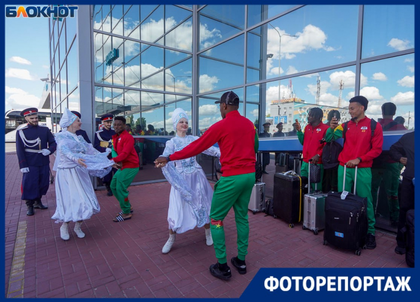 Казачки в Волгограде закружили в танце футболистов сборной Буркина-Фасо 