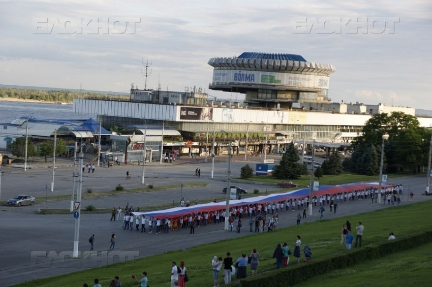 Пятьсот человек пронесут в Волгограде 80-метровый триколор