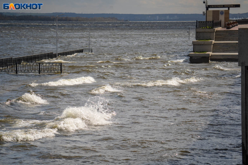 Волгу начало штормить во время арктического циклона в Волгограде: тонут люди и яхты