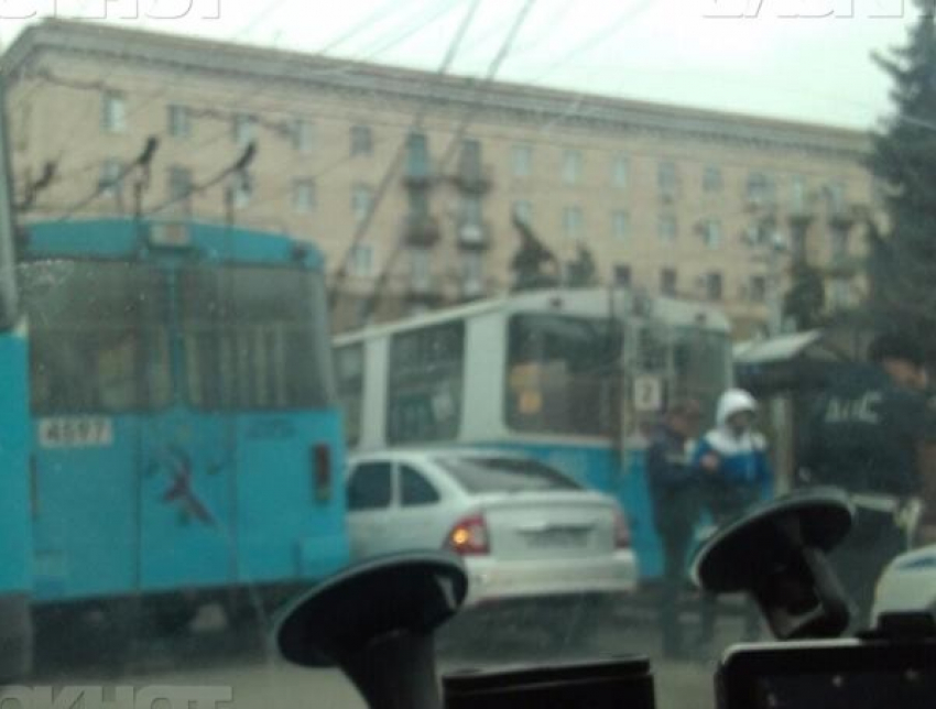 В Волгограде «Лада Приора» застряла между троллейбусами 