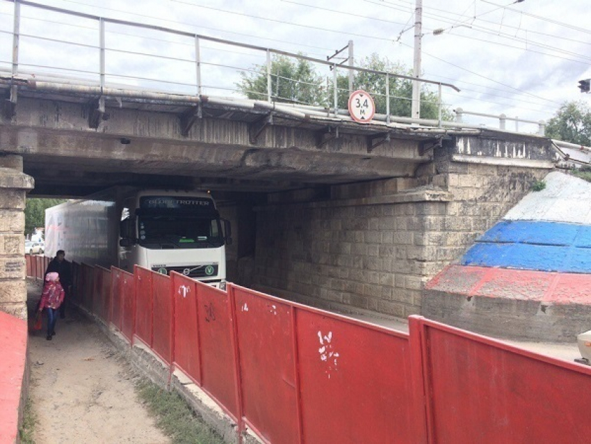 Грузовик застрял под мостом в Ворошиловском районе Волгограда