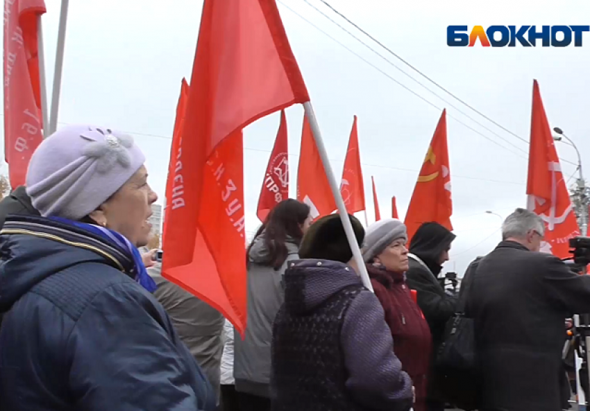 "Ура, товарищи!": Волгоградцы отметили 100-летие Октябрьской революции