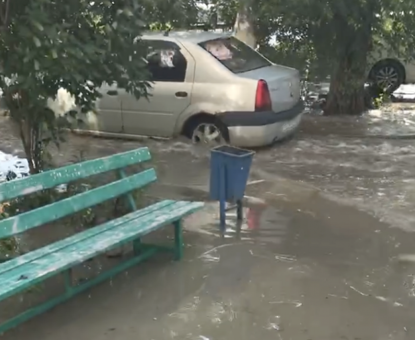 Затопленный дождем подъезд в Волгограде попал на видео